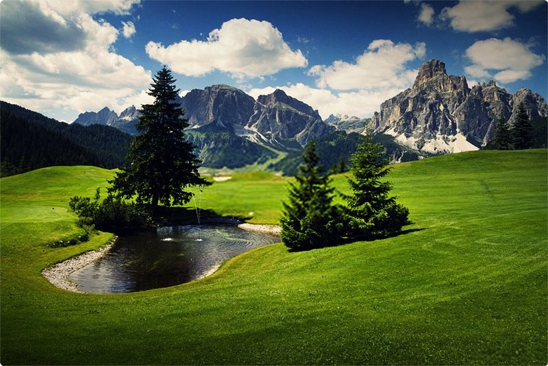 Mountains are a major portion of every travel circuit of Italy. From the Alps to the Apennines, there are a number of golf courses dotting the slopes of those mountains.